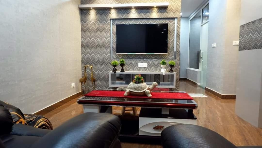 Greystone Villa, Swiming Pool , Bbq , Big Garden, Pool Table, Party Speaker, Bathtub, Kitchen, 15Mins To Golden Temple Amritsar Exterior photo
