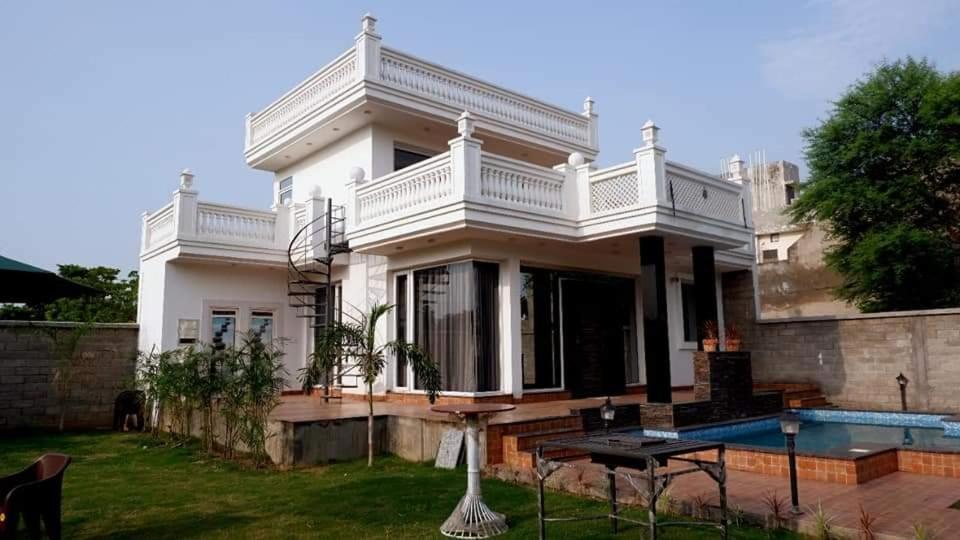 Greystone Villa, Swiming Pool , Bbq , Big Garden, Pool Table, Party Speaker, Bathtub, Kitchen, 15Mins To Golden Temple Amritsar Exterior photo
